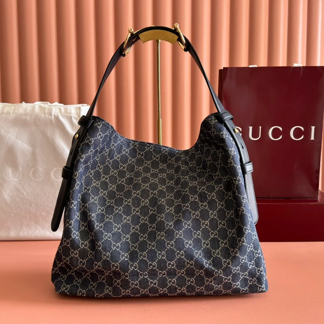 p1300💋💋💋【With full set of original counter gift bag packaging】2025 autumn and winter series, Gucci Beatrix series handbags are crafted from black cow leather material and equipped with iconic horsebit detail shoulder straps, adding brand connotation to the casual silhouette. Gold-toned accessories add a refined touch, and a zippered pocket inside keeps daily essentials secure. Combining elegant design with practical performance, it easily accommodates daily essentials. Black soft glossy calf leather Gold-tone hardware Black cotton and linen blend lining Horsebit detail on shoulder strap Interior: Zip pocket Adjustable shoulder strap Height: 26cm - 33cm; Length: 94cm Ident: 850546. Dimensions: 40cm (W) x 36cm (H) x 12cm (D) Weight: Approx. 1kg Colour: Blue denim. Made in Italy