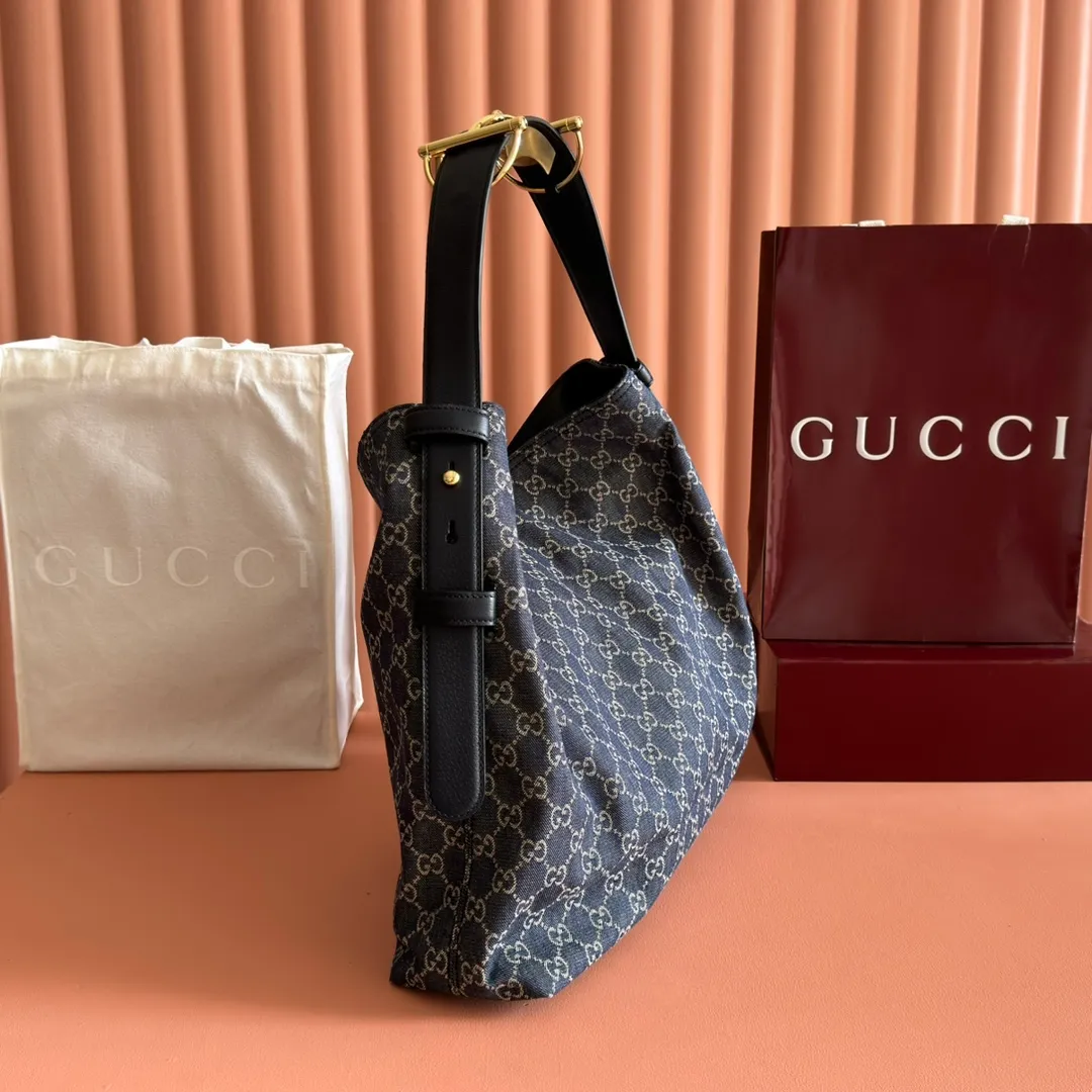 p1300💋💋💋【With full set of original counter gift bag packaging】2025 autumn and winter series, Gucci Beatrix series handbags are crafted from black cow leather material and equipped with iconic horsebit detail shoulder straps, adding brand connotation to the casual silhouette. Gold-toned accessories add a refined touch, and a zippered pocket inside keeps daily essentials secure. Combining elegant design with practical performance, it easily accommodates daily essentials. Black soft glossy calf leather Gold-tone hardware Black cotton and linen blend lining Horsebit detail on shoulder strap Interior: Zip pocket Adjustable shoulder strap Height: 26cm - 33cm; Length: 94cm Ident: 850546. Dimensions: 40cm (W) x 36cm (H) x 12cm (D) Weight: Approx. 1kg Colour: Blue denim. Made in Italy
