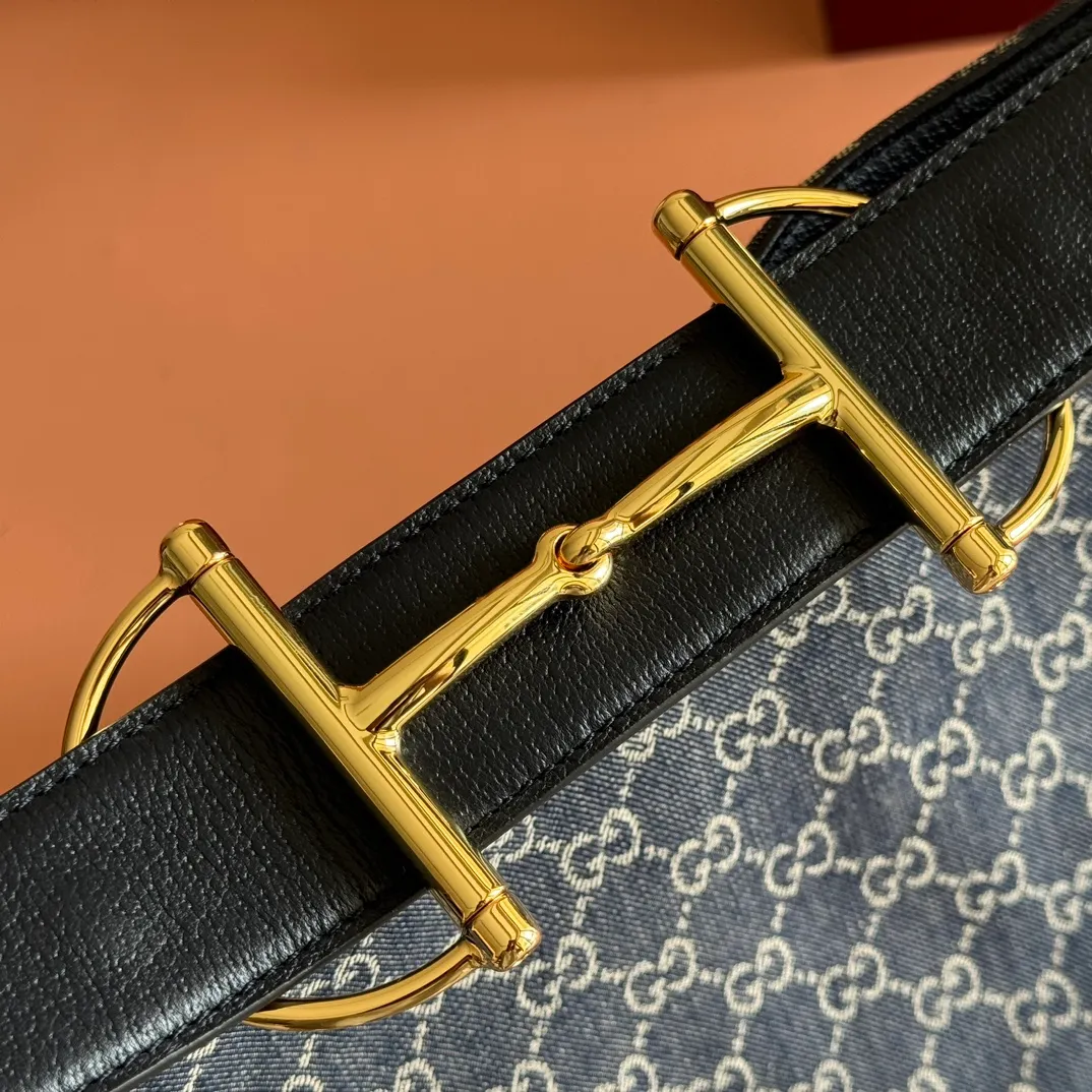 p1300💋💋💋【With full set of original counter gift bag packaging】2025 autumn and winter series, Gucci Beatrix series handbags are crafted from black cow leather material and equipped with iconic horsebit detail shoulder straps, adding brand connotation to the casual silhouette. Gold-toned accessories add a refined touch, and a zippered pocket inside keeps daily essentials secure. Combining elegant design with practical performance, it easily accommodates daily essentials. Black soft glossy calf leather Gold-tone hardware Black cotton and linen blend lining Horsebit detail on shoulder strap Interior: Zip pocket Adjustable shoulder strap Height: 26cm - 33cm; Length: 94cm Ident: 850546. Dimensions: 40cm (W) x 36cm (H) x 12cm (D) Weight: Approx. 1kg Colour: Blue denim. Made in Italy