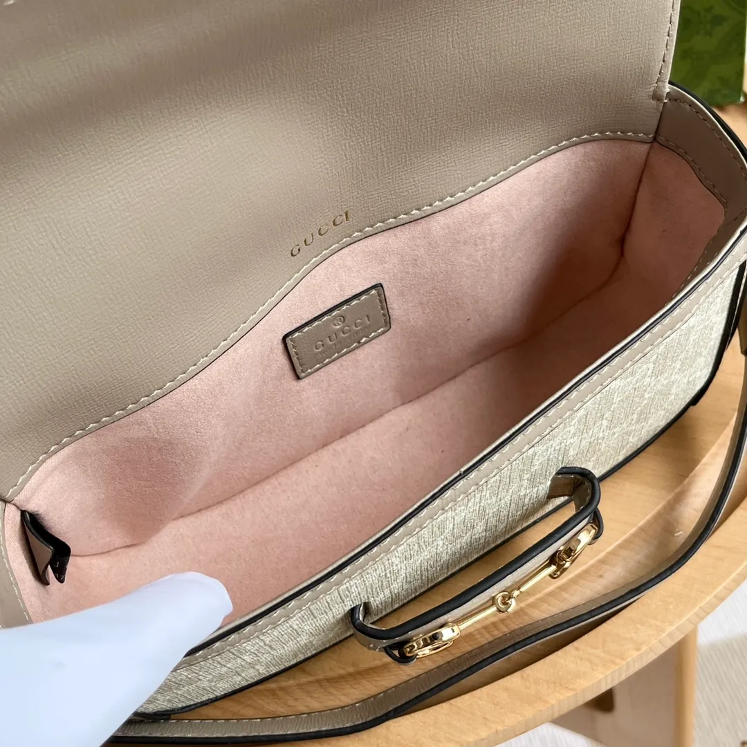 Actual shot #💰280 Style number: 735178 Oats Size: 24✖️13.5✖️7.5cm Gucci Horsebit 1955 Baguette Xiaohongshu’s new backpack has 2 shoulder straps and can be carried in the hand, cross-body or under the armpit. It is flatter and longer than the regular 1955 saddle bag. The chain is very textured. It is perfect for taking pictures when going out👍