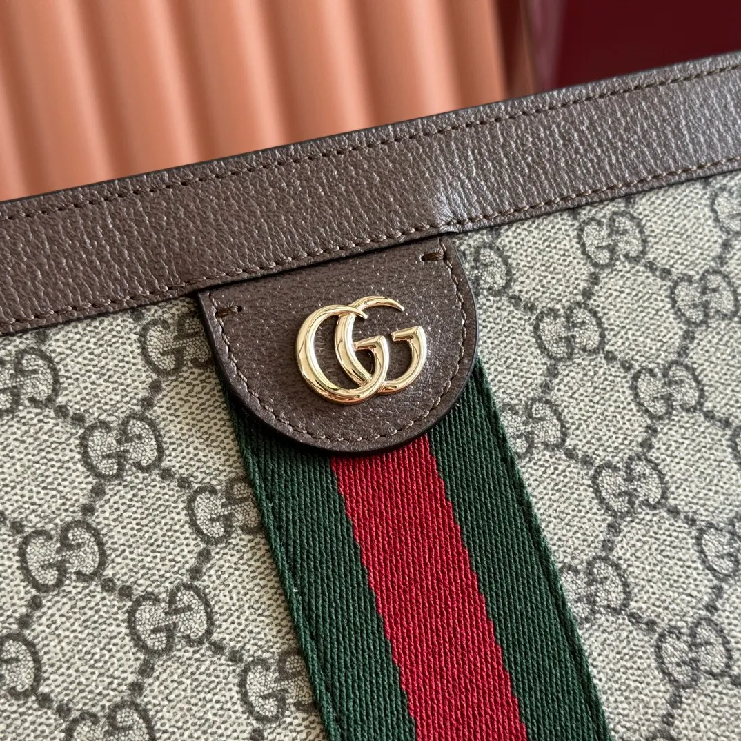 p1060💋💋💋"With full set of original counter packaging" [New Product] The Ophidia series dazzlingly presents novel silhouettes and functions. It is ingeniously interpreted in iconic beige and brown colors to create innovative bag items with soft texture. Beige and dark brown GG canvas Brown leather trim Light gold tone hardware Green cotton lining Double G webbing Interior: two compartments and one open pocket Chain shoulder strap (43 cm high) Hidden magnetic closure Ident.: 837428. Dimensions: 26cm (width) x 17.5cm (height) x 8cm (depth) Weight: approx. 0.6kg Color: Brown/PVC. Made in Italy