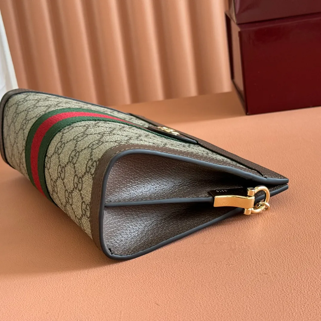 p1060💋💋💋"With full set of original counter packaging" [New Product] The Ophidia series dazzlingly presents novel silhouettes and functions. It is ingeniously interpreted in iconic beige and brown colors to create innovative bag items with soft texture. Beige and dark brown GG canvas Brown leather trim Light gold tone hardware Green cotton lining Double G webbing Interior: two compartments and one open pocket Chain shoulder strap (43 cm high) Hidden magnetic closure Ident.: 837428. Dimensions: 26cm (width) x 17.5cm (height) x 8cm (depth) Weight: approx. 0.6kg Color: Brown/PVC. Made in Italy