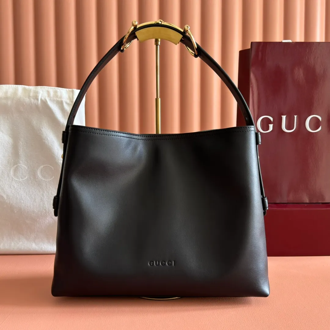 p1480. 💋💋💋【With full set of original counter packaging】2025 autumn and winter series, Gucci Beatrix series handbags adopt a casual silhouette, and the shoulder straps are decorated with iconic horsebit details to further enhance the fashion sense. Gold-toned accessories add to the sophisticated elegance of the design, and an interior zippered pocket keeps your belongings securely stored. Combining elegance and functionality, it easily accommodates daily essentials. Black soft glossy calfskin. Gold-tone hardware. Black cotton and linen blend lining. Horsebit detail on shoulder strap. Interior: Zip pocket. Shoulder strap: 21 cm high; 85 cm long. Ident: 850926. Dimensions: 35cm (width) x 27.5cm (height) x 11cm (depth) Weight: approx. 0.7kg Color: black full leather. Made in Italy