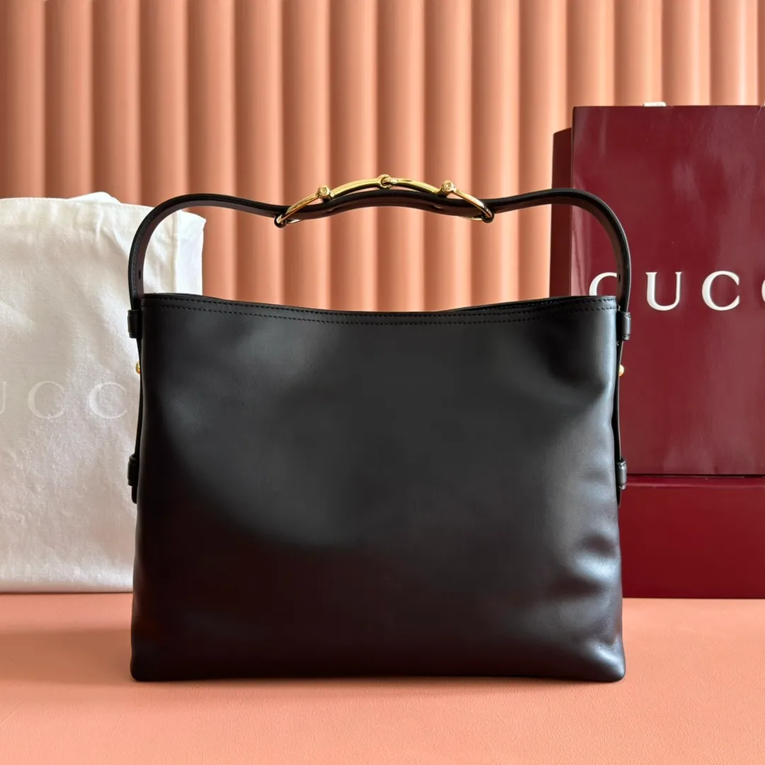 p1480. 💋💋💋【With full set of original counter packaging】2025 autumn and winter series, Gucci Beatrix series handbags adopt a casual silhouette, and the shoulder straps are decorated with iconic horsebit details to further enhance the fashion sense. Gold-toned accessories add to the sophisticated elegance of the design, and an interior zippered pocket keeps your belongings securely stored. Combining elegance and functionality, it easily accommodates daily essentials. Black soft glossy calfskin. Gold-tone hardware. Black cotton and linen blend lining. Horsebit detail on shoulder strap. Interior: Zip pocket. Shoulder strap: 21 cm high; 85 cm long. Ident: 850926. Dimensions: 35cm (width) x 27.5cm (height) x 11cm (depth) Weight: approx. 0.7kg Color: black full leather. Made in Italy