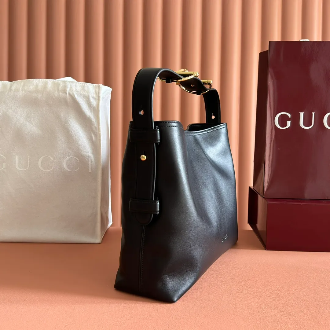 p1480. 💋💋💋【With full set of original counter packaging】2025 autumn and winter series, Gucci Beatrix series handbags adopt a casual silhouette, and the shoulder straps are decorated with iconic horsebit details to further enhance the fashion sense. Gold-toned accessories add to the sophisticated elegance of the design, and an interior zippered pocket keeps your belongings securely stored. Combining elegance and functionality, it easily accommodates daily essentials. Black soft glossy calfskin. Gold-tone hardware. Black cotton and linen blend lining. Horsebit detail on shoulder strap. Interior: Zip pocket. Shoulder strap: 21 cm high; 85 cm long. Ident: 850926. Dimensions: 35cm (width) x 27.5cm (height) x 11cm (depth) Weight: approx. 0.7kg Color: black full leather. Made in Italy
