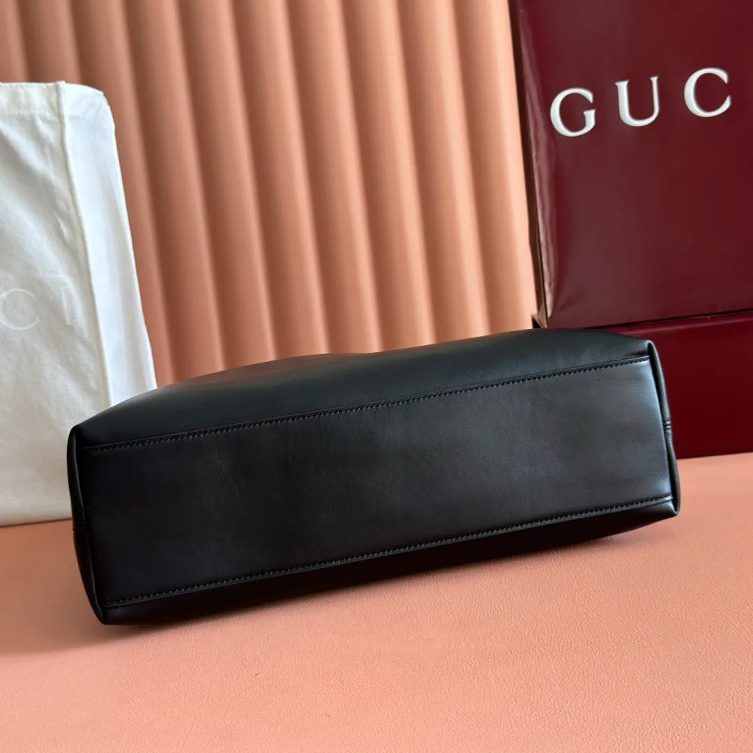 p1480. 💋💋💋【With full set of original counter packaging】2025 autumn and winter series, Gucci Beatrix series handbags adopt a casual silhouette, and the shoulder straps are decorated with iconic horsebit details to further enhance the fashion sense. Gold-toned accessories add to the sophisticated elegance of the design, and an interior zippered pocket keeps your belongings securely stored. Combining elegance and functionality, it easily accommodates daily essentials. Black soft glossy calfskin. Gold-tone hardware. Black cotton and linen blend lining. Horsebit detail on shoulder strap. Interior: Zip pocket. Shoulder strap: 21 cm high; 85 cm long. Ident: 850926. Dimensions: 35cm (width) x 27.5cm (height) x 11cm (depth) Weight: approx. 0.7kg Color: black full leather. Made in Italy