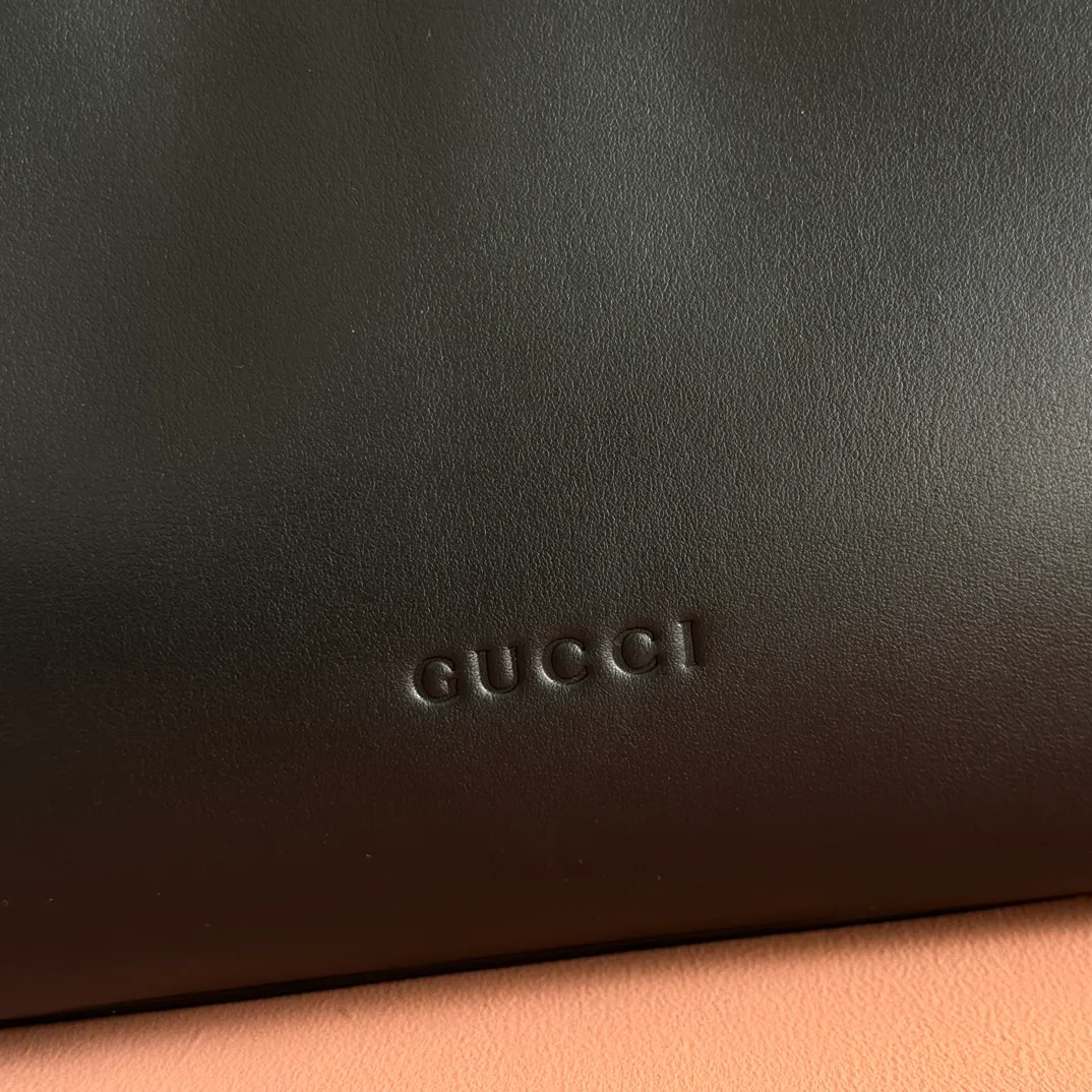 p1480. 💋💋💋【With full set of original counter packaging】2025 autumn and winter series, Gucci Beatrix series handbags adopt a casual silhouette, and the shoulder straps are decorated with iconic horsebit details to further enhance the fashion sense. Gold-toned accessories add to the sophisticated elegance of the design, and an interior zippered pocket keeps your belongings securely stored. Combining elegance and functionality, it easily accommodates daily essentials. Black soft glossy calfskin. Gold-tone hardware. Black cotton and linen blend lining. Horsebit detail on shoulder strap. Interior: Zip pocket. Shoulder strap: 21 cm high; 85 cm long. Ident: 850926. Dimensions: 35cm (width) x 27.5cm (height) x 11cm (depth) Weight: approx. 0.7kg Color: black full leather. Made in Italy