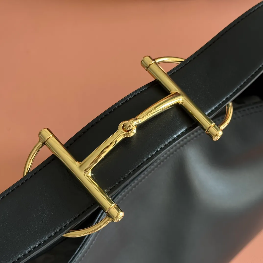 p1480. 💋💋💋【With full set of original counter packaging】2025 autumn and winter series, Gucci Beatrix series handbags adopt a casual silhouette, and the shoulder straps are decorated with iconic horsebit details to further enhance the fashion sense. Gold-toned accessories add to the sophisticated elegance of the design, and an interior zippered pocket keeps your belongings securely stored. Combining elegance and functionality, it easily accommodates daily essentials. Black soft glossy calfskin. Gold-tone hardware. Black cotton and linen blend lining. Horsebit detail on shoulder strap. Interior: Zip pocket. Shoulder strap: 21 cm high; 85 cm long. Ident: 850926. Dimensions: 35cm (width) x 27.5cm (height) x 11cm (depth) Weight: approx. 0.7kg Color: black full leather. Made in Italy