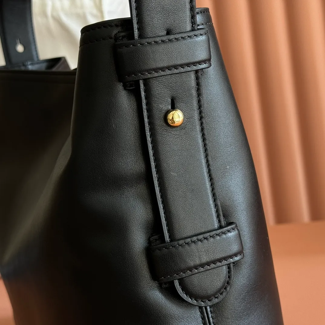 p1480. 💋💋💋【With full set of original counter packaging】2025 autumn and winter series, Gucci Beatrix series handbags adopt a casual silhouette, and the shoulder straps are decorated with iconic horsebit details to further enhance the fashion sense. Gold-toned accessories add to the sophisticated elegance of the design, and an interior zippered pocket keeps your belongings securely stored. Combining elegance and functionality, it easily accommodates daily essentials. Black soft glossy calfskin. Gold-tone hardware. Black cotton and linen blend lining. Horsebit detail on shoulder strap. Interior: Zip pocket. Shoulder strap: 21 cm high; 85 cm long. Ident: 850926. Dimensions: 35cm (width) x 27.5cm (height) x 11cm (depth) Weight: approx. 0.7kg Color: black full leather. Made in Italy