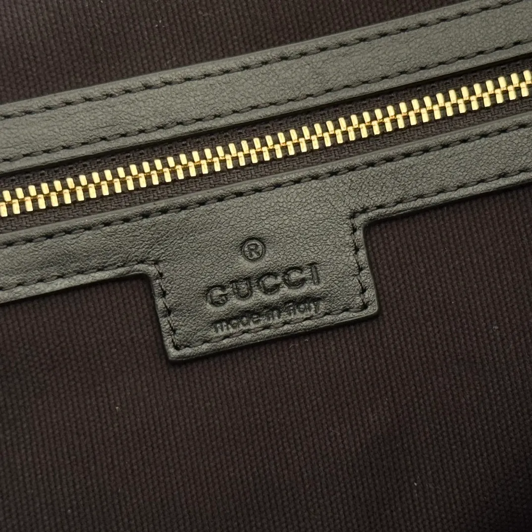 p1480. 💋💋💋【With full set of original counter packaging】2025 autumn and winter series, Gucci Beatrix series handbags adopt a casual silhouette, and the shoulder straps are decorated with iconic horsebit details to further enhance the fashion sense. Gold-toned accessories add to the sophisticated elegance of the design, and an interior zippered pocket keeps your belongings securely stored. Combining elegance and functionality, it easily accommodates daily essentials. Black soft glossy calfskin. Gold-tone hardware. Black cotton and linen blend lining. Horsebit detail on shoulder strap. Interior: Zip pocket. Shoulder strap: 21 cm high; 85 cm long. Ident: 850926. Dimensions: 35cm (width) x 27.5cm (height) x 11cm (depth) Weight: approx. 0.7kg Color: black full leather. Made in Italy