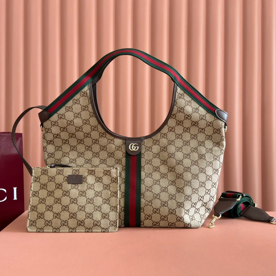 p1060. 💋💋💋"With full set of original counter packaging" [New Product] The Gucci Giglio series is newly unveiled at the Florence 2026 early spring fashion show, paying tribute to the brand's Italian roots and integrating timeless heritage and innovative spirit. This spacious tote bag is crafted in GG canvas, embellished with webbing piping and comes with a detachable clutch. Off-white and dark brown GG canvas, trimmed with red and green webbing, green cotton lining, Double G, with detachable clutch, magnetic buckle closure, model number: 853972. Dimensions: 50cm (width) x 47cm (height) x 14cm (d) Color: apricot/brown. Made in Italy