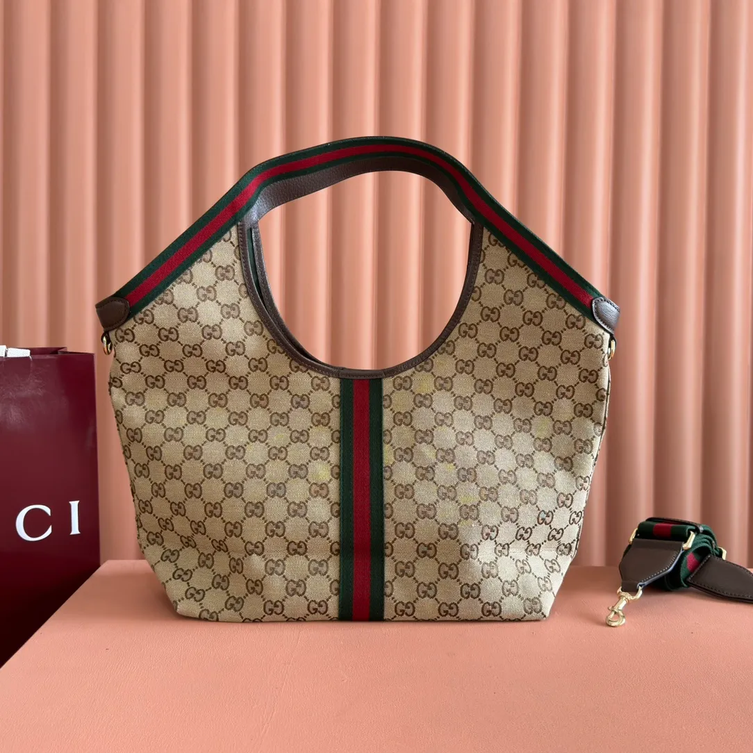 p1060. 💋💋💋"With full set of original counter packaging" [New Product] The Gucci Giglio series is newly unveiled at the Florence 2026 early spring fashion show, paying tribute to the brand's Italian roots and integrating timeless heritage and innovative spirit. This spacious tote bag is crafted in GG canvas, embellished with webbing piping and comes with a detachable clutch. Off-white and dark brown GG canvas, trimmed with red and green webbing, green cotton lining, Double G, with detachable clutch, magnetic buckle closure, model number: 853972. Dimensions: 50cm (width) x 47cm (height) x 14cm (d) Color: apricot/brown. Made in Italy