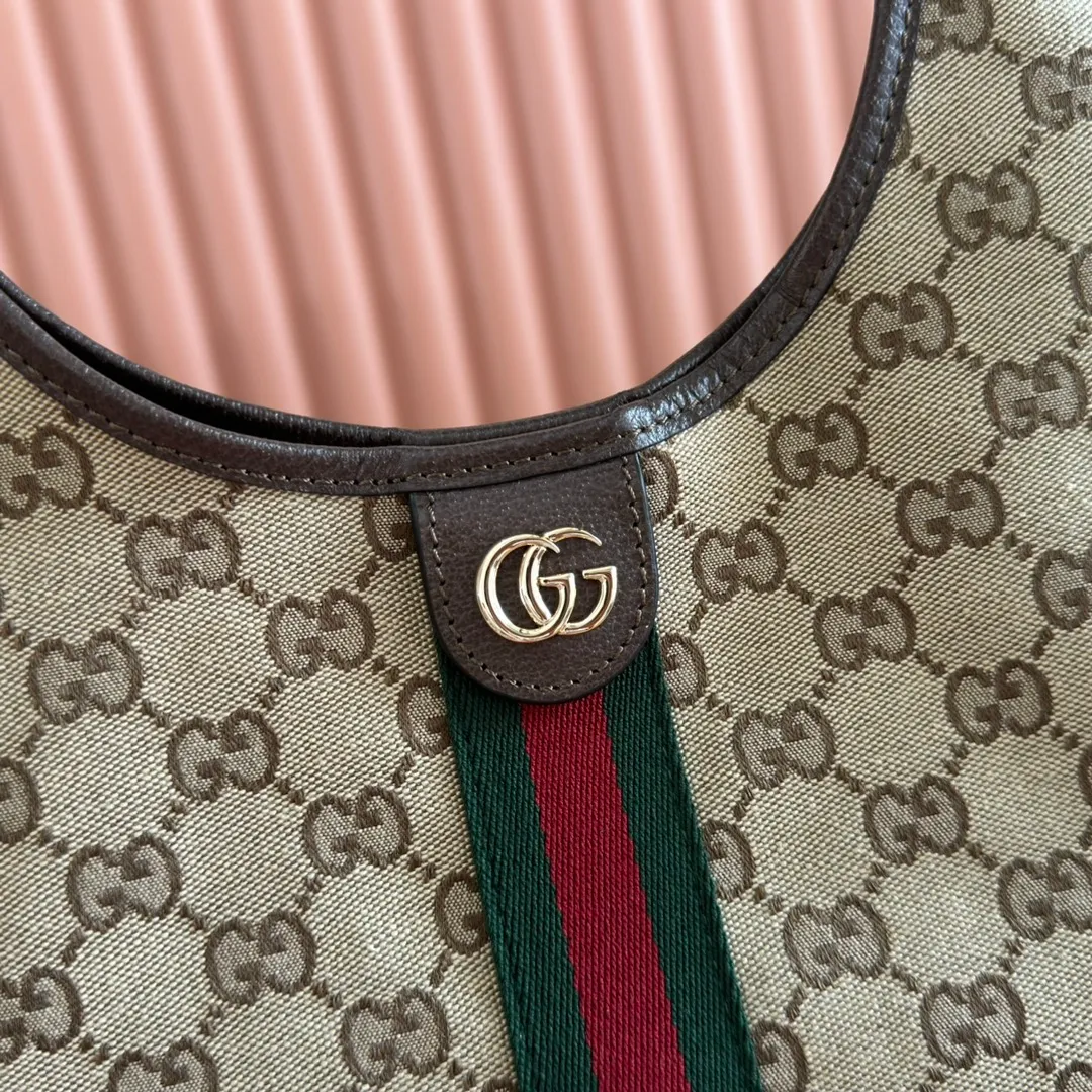 p1060. 💋💋💋"With full set of original counter packaging" [New Product] The Gucci Giglio series is newly unveiled at the Florence 2026 early spring fashion show, paying tribute to the brand's Italian roots and integrating timeless heritage and innovative spirit. This spacious tote bag is crafted in GG canvas, embellished with webbing piping and comes with a detachable clutch. Off-white and dark brown GG canvas, trimmed with red and green webbing, green cotton lining, Double G, with detachable clutch, magnetic buckle closure, model number: 853972. Dimensions: 50cm (width) x 47cm (height) x 14cm (d) Color: apricot/brown. Made in Italy