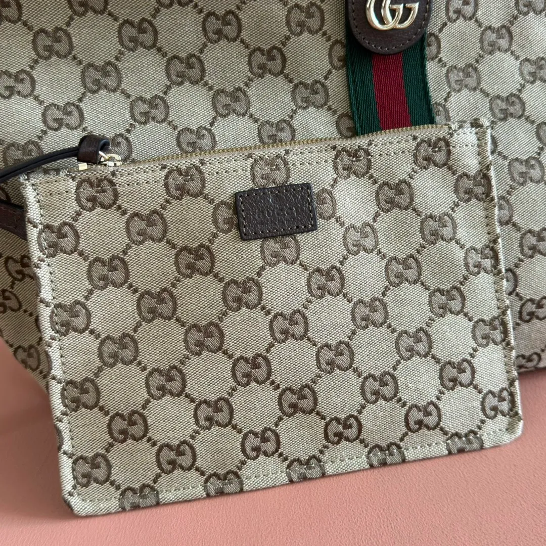 p1060. 💋💋💋"With full set of original counter packaging" [New Product] The Gucci Giglio series is newly unveiled at the Florence 2026 early spring fashion show, paying tribute to the brand's Italian roots and integrating timeless heritage and innovative spirit. This spacious tote bag is crafted in GG canvas, embellished with webbing piping and comes with a detachable clutch. Off-white and dark brown GG canvas, trimmed with red and green webbing, green cotton lining, Double G, with detachable clutch, magnetic buckle closure, model number: 853972. Dimensions: 50cm (width) x 47cm (height) x 14cm (d) Color: apricot/brown. Made in Italy