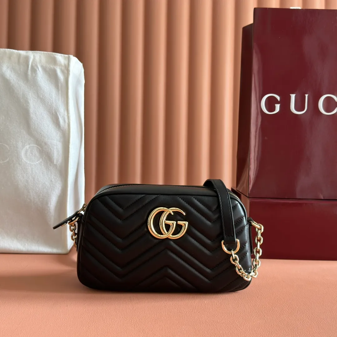 p1120. 💋💋💋【With full set of original counter packaging】Original leather GG Marmont is the brand's iconic series. Its features include the symbolic double G logo, angular chain straps and modern silhouettes. This new camera bag highlights exquisite handcraftsmanship with its ultra-soft premium leather and refined hardware details in glossy gold tones. White quilted diamond nappa leather Light gold-toned hardware White viscose lining Double G Adjustable chain shoulder strap (60 cm) can also be worn as a crossbody bag Zip closure Ref.: 855273. Dimensions: 24cm (width) x 15cm (height) x 8cm (depth) Color: pink sheepskin. Made in Italy