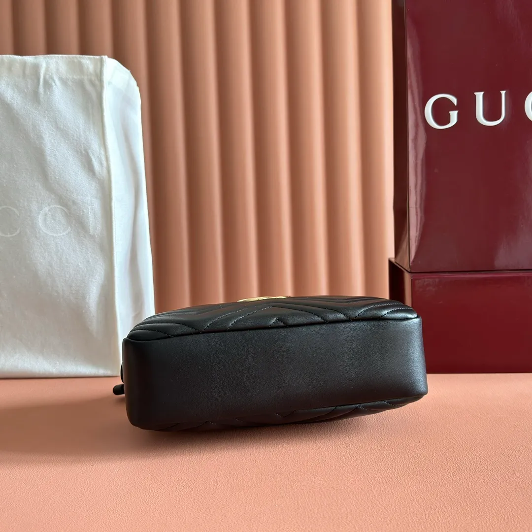 p1120. 💋💋💋【With full set of original counter packaging】Original leather GG Marmont is the brand's iconic series. Its features include the symbolic double G logo, angular chain straps and modern silhouettes. This new camera bag highlights exquisite handcraftsmanship with its ultra-soft premium leather and refined hardware details in glossy gold tones. White quilted diamond nappa leather Light gold-toned hardware White viscose lining Double G Adjustable chain shoulder strap (60 cm) can also be worn as a crossbody bag Zip closure Ref.: 855273. Dimensions: 24cm (width) x 15cm (height) x 8cm (depth) Color: pink sheepskin. Made in Italy