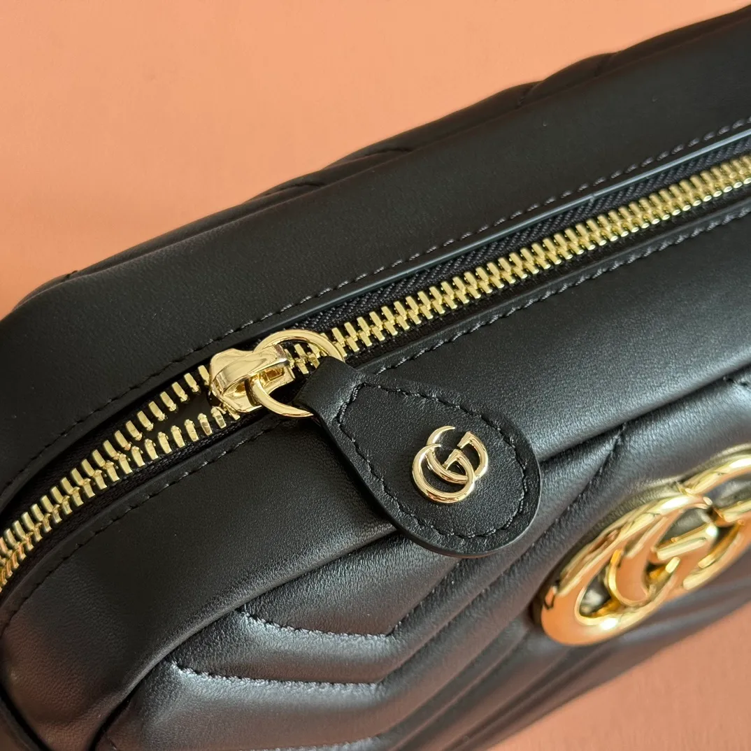 p1120. 💋💋💋【With full set of original counter packaging】Original leather GG Marmont is the brand's iconic series. Its features include the symbolic double G logo, angular chain straps and modern silhouettes. This new camera bag highlights exquisite handcraftsmanship with its ultra-soft premium leather and refined hardware details in glossy gold tones. White quilted diamond nappa leather Light gold-toned hardware White viscose lining Double G Adjustable chain shoulder strap (60 cm) can also be worn as a crossbody bag Zip closure Ref.: 855273. Dimensions: 24cm (width) x 15cm (height) x 8cm (depth) Color: pink sheepskin. Made in Italy