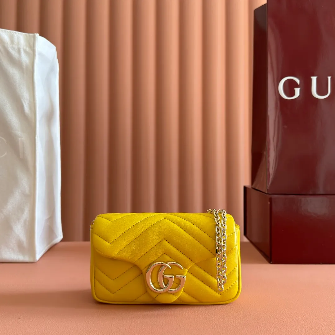 p900💋💋💋Imported original sheepskin pure copper hardware [Original leather configuration counter complete package] The brand's iconic GG Marmont series is ingeniously integrated with double G styling accessories and faceted chain straps, and soft leather is selected to create a bag with soft lines. This mini bag is embellished with the brand's archive logo, which debuted in the 1970s. Black V-shaped Matelassé sheepskin. Silver-tone hardware. Silver-tone hardware. Double G. Chain shoulder strap (60 cm high). Magnetic snap closure. Weight: approx. 0.35 kg. Ident number: 837290. Dimensions: 16.5cm (width) x 9.5cm (height) x 4.5cm (depth) Color: Yellow full leather/original leather. Made in Italy