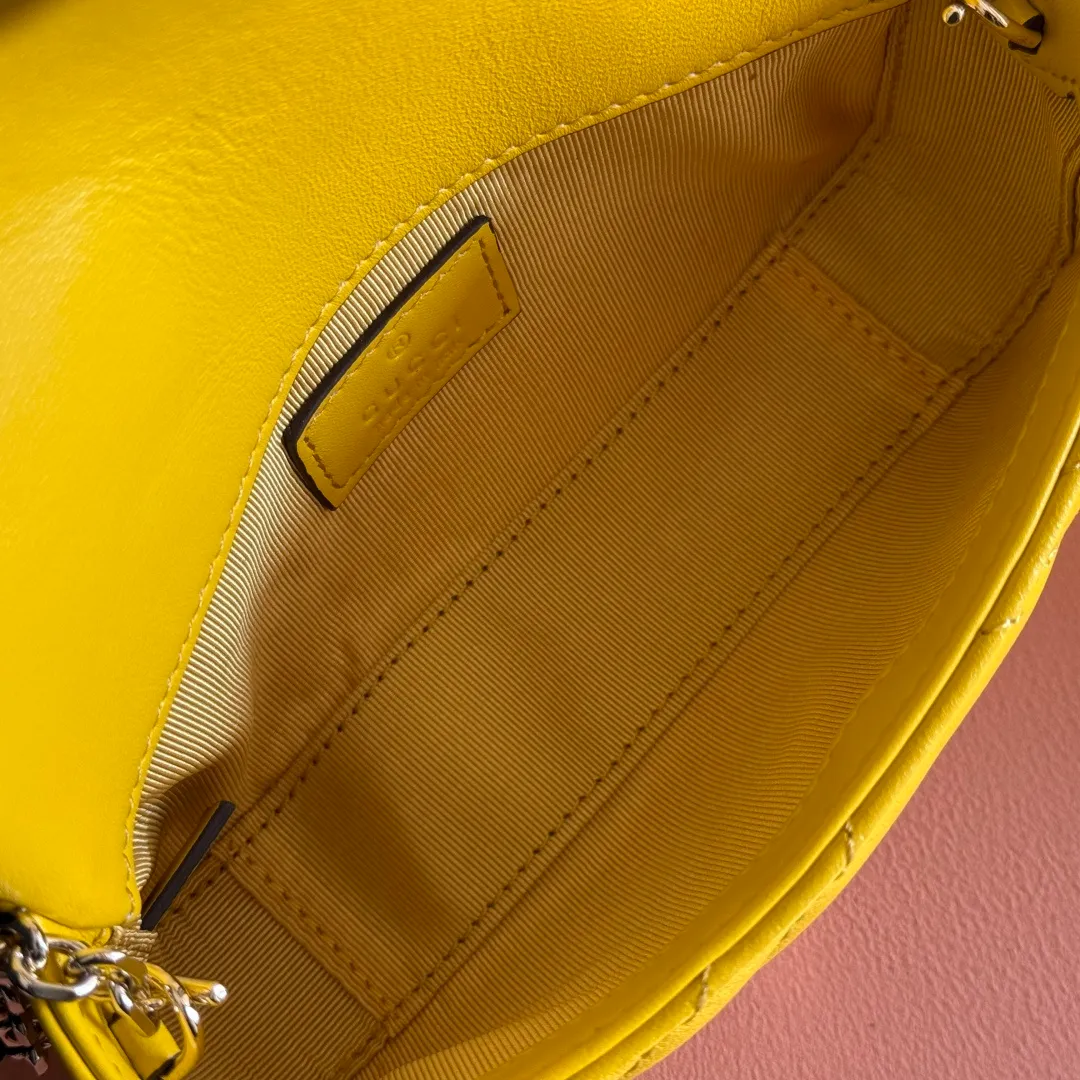 p900💋💋💋Imported original sheepskin pure copper hardware [Original leather configuration counter complete package] The brand's iconic GG Marmont series is ingeniously integrated with double G styling accessories and faceted chain straps, and soft leather is selected to create a bag with soft lines. This mini bag is embellished with the brand's archive logo, which debuted in the 1970s. Black V-shaped Matelassé sheepskin. Silver-tone hardware. Silver-tone hardware. Double G. Chain shoulder strap (60 cm high). Magnetic snap closure. Weight: approx. 0.35 kg. Ident number: 837290. Dimensions: 16.5cm (width) x 9.5cm (height) x 4.5cm (depth) Color: Yellow full leather/original leather. Made in Italy