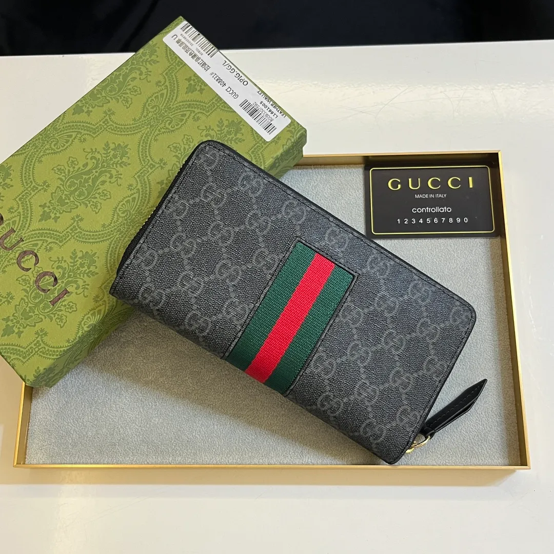 💰150 💎 Upgraded original version 🇮🇹 Gucci's two most recognizable logos - GG pattern and webbing are carefully matched. This full-zip wallet is crafted from GG Supreme canvas and features branded web stripes. Style number: 408831. Size: 19x10x2.5cm