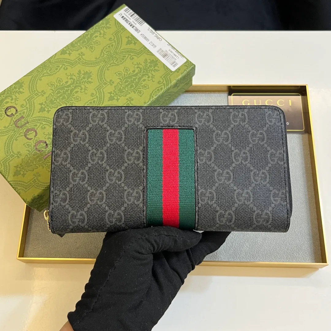 💰150 💎 Upgraded original version 🇮🇹 Gucci's two most recognizable logos - GG pattern and webbing are carefully matched. This full-zip wallet is crafted from GG Supreme canvas and features branded web stripes. Style number: 408831. Size: 19x10x2.5cm