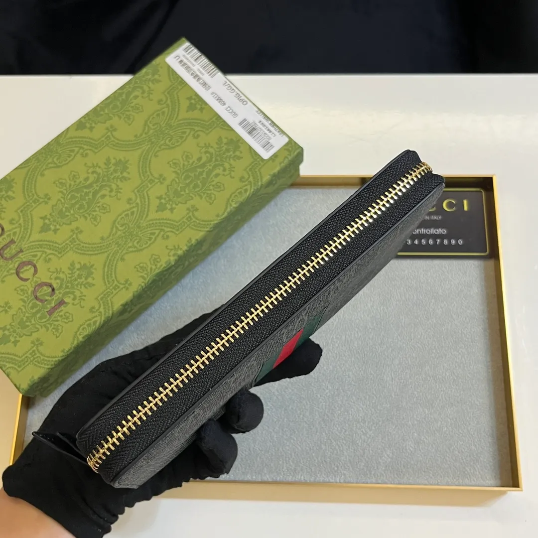 💰150 💎 Upgraded original version 🇮🇹 Gucci's two most recognizable logos - GG pattern and webbing are carefully matched. This full-zip wallet is crafted from GG Supreme canvas and features branded web stripes. Style number: 408831. Size: 19x10x2.5cm