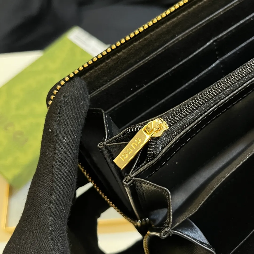 💰150 💎 Upgraded original version 🇮🇹 Gucci's two most recognizable logos - GG pattern and webbing are carefully matched. This full-zip wallet is crafted from GG Supreme canvas and features branded web stripes. Style number: 408831. Size: 19x10x2.5cm