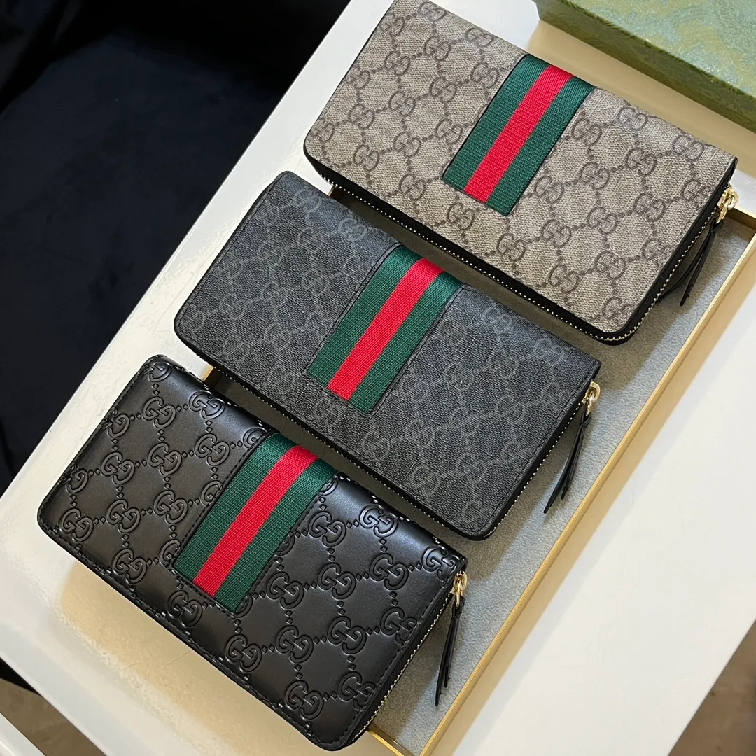 💰150 💎 Upgraded original version 🇮🇹 Gucci's two most recognizable logos - GG pattern and webbing are carefully matched. This full-zip wallet is crafted from GG Supreme canvas and features branded web stripes. Style number: 408831. Size: 19x10x2.5cm