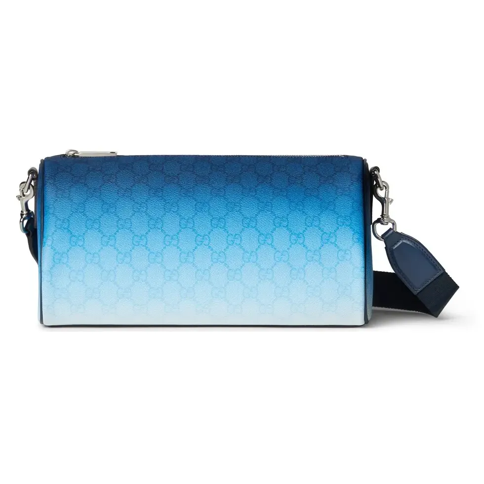 🔥The unique blue gradient effect print adds a fashionable aesthetic to this basic functional item. This Boston bag is made of GG Monogram coated fabric, with an all-over gradient GG print to express its extraordinary taste. Gradient blue GG Monogram coated fabric Dark blue leather trim All-over gradient GG print Blue cotton and linen lining Interior: One open pocket Detachable and adjustable shoulder strap (adjustable between 82 cm and 126 cm) Zip closure Model number: 839325. Dimensions: 30cm (width) x 16cm (height) x 16cm (depth) Weight: approx. 0.5kg Color: gradient blue/original leather. Made in Italy