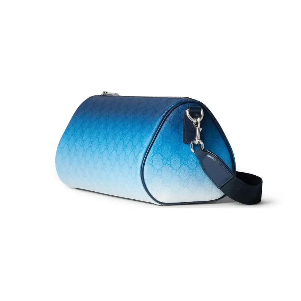 🔥The unique blue gradient effect print adds a fashionable aesthetic to this basic functional item. This Boston bag is made of GG Monogram coated fabric, with an all-over gradient GG print to express its extraordinary taste. Gradient blue GG Monogram coated fabric Dark blue leather trim All-over gradient GG print Blue cotton and linen lining Interior: One open pocket Detachable and adjustable shoulder strap (adjustable between 82 cm and 126 cm) Zip closure Model number: 839325. Dimensions: 30cm (width) x 16cm (height) x 16cm (depth) Weight: approx. 0.5kg Color: gradient blue/original leather. Made in Italy