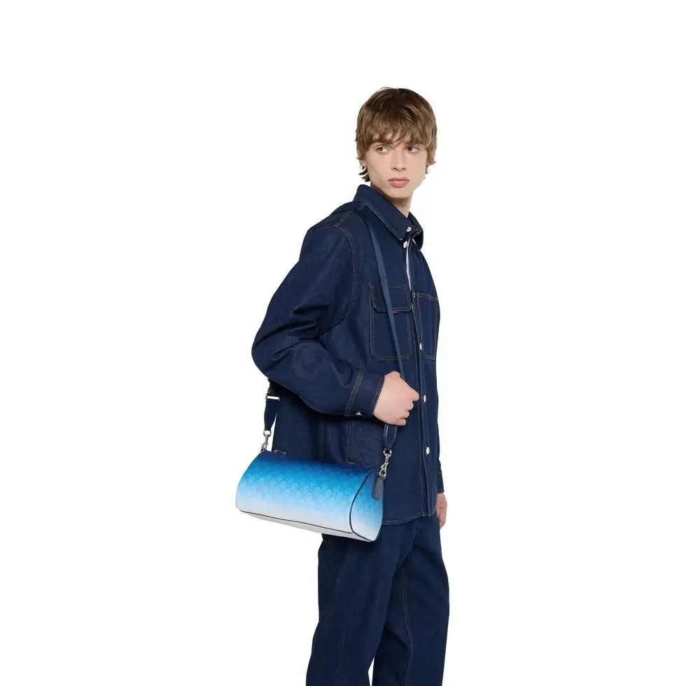 🔥The unique blue gradient effect print adds a fashionable aesthetic to this basic functional item. This Boston bag is made of GG Monogram coated fabric, with an all-over gradient GG print to express its extraordinary taste. Gradient blue GG Monogram coated fabric Dark blue leather trim All-over gradient GG print Blue cotton and linen lining Interior: One open pocket Detachable and adjustable shoulder strap (adjustable between 82 cm and 126 cm) Zip closure Model number: 839325. Dimensions: 30cm (width) x 16cm (height) x 16cm (depth) Weight: approx. 0.5kg Color: gradient blue/original leather. Made in Italy