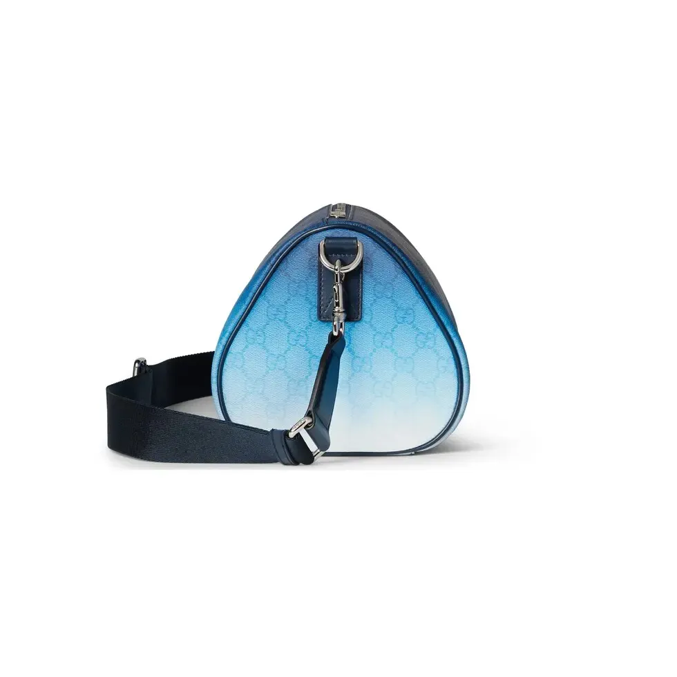 🔥The unique blue gradient effect print adds a fashionable aesthetic to this basic functional item. This Boston bag is made of GG Monogram coated fabric, with an all-over gradient GG print to express its extraordinary taste. Gradient blue GG Monogram coated fabric Dark blue leather trim All-over gradient GG print Blue cotton and linen lining Interior: One open pocket Detachable and adjustable shoulder strap (adjustable between 82 cm and 126 cm) Zip closure Model number: 839325. Dimensions: 30cm (width) x 16cm (height) x 16cm (depth) Weight: approx. 0.5kg Color: gradient blue/original leather. Made in Italy