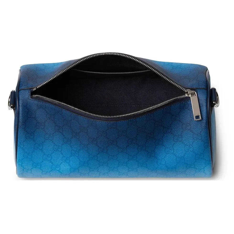 🔥The unique blue gradient effect print adds a fashionable aesthetic to this basic functional item. This Boston bag is made of GG Monogram coated fabric, with an all-over gradient GG print to express its extraordinary taste. Gradient blue GG Monogram coated fabric Dark blue leather trim All-over gradient GG print Blue cotton and linen lining Interior: One open pocket Detachable and adjustable shoulder strap (adjustable between 82 cm and 126 cm) Zip closure Model number: 839325. Dimensions: 30cm (width) x 16cm (height) x 16cm (depth) Weight: approx. 0.5kg Color: gradient blue/original leather. Made in Italy