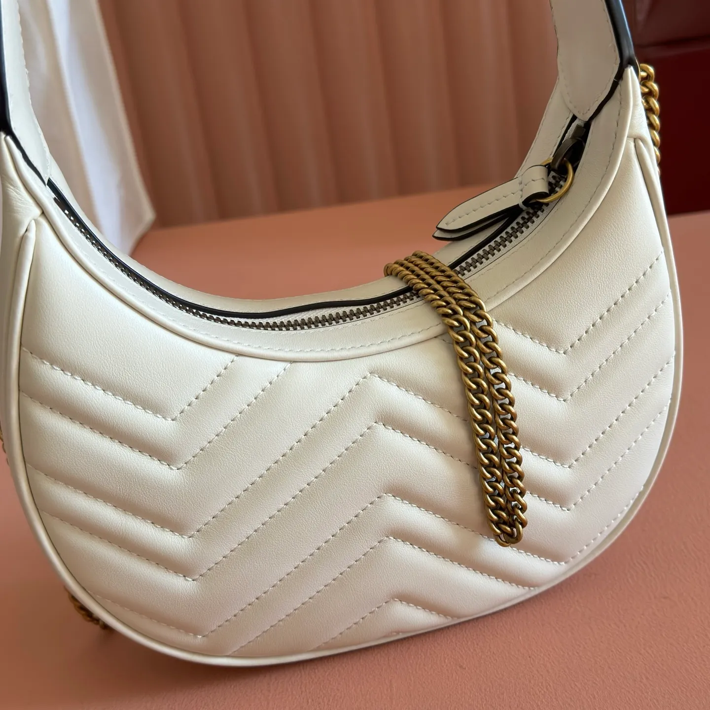 p1120. 📣📣📣【Original leather accessories🌈 Equipped with full counter packaging】🔥🔥This mini handbag adopts a crescent-shaped outline and textured black leather material, exuding a strong retro style. Retro elements are combined with archival designs or fashionable details to present a new design that transcends the limitations of time and space. The brand's deep fascination with its past is evident at every turn, and this compact accessory is no exception. Made of soft natural grained cowhide from the counter and high-grade smooth shiny bronze hardware from the market. Model: 699514 Size: 21x11x5cm Color: White