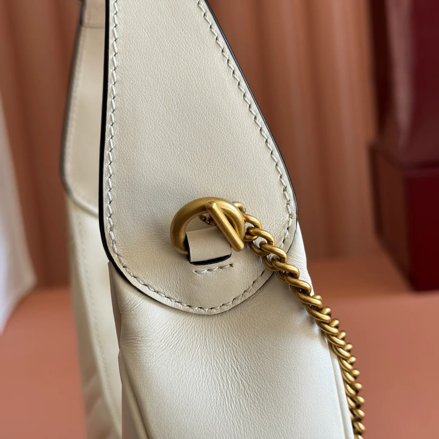 p1120. 📣📣📣【Original leather accessories🌈 Equipped with full counter packaging】🔥🔥This mini handbag adopts a crescent-shaped outline and textured black leather material, exuding a strong retro style. Retro elements are combined with archival designs or fashionable details to present a new design that transcends the limitations of time and space. The brand's deep fascination with its past is evident at every turn, and this compact accessory is no exception. Made of soft natural grained cowhide from the counter and high-grade smooth shiny bronze hardware from the market. Model: 699514 Size: 21x11x5cm Color: White