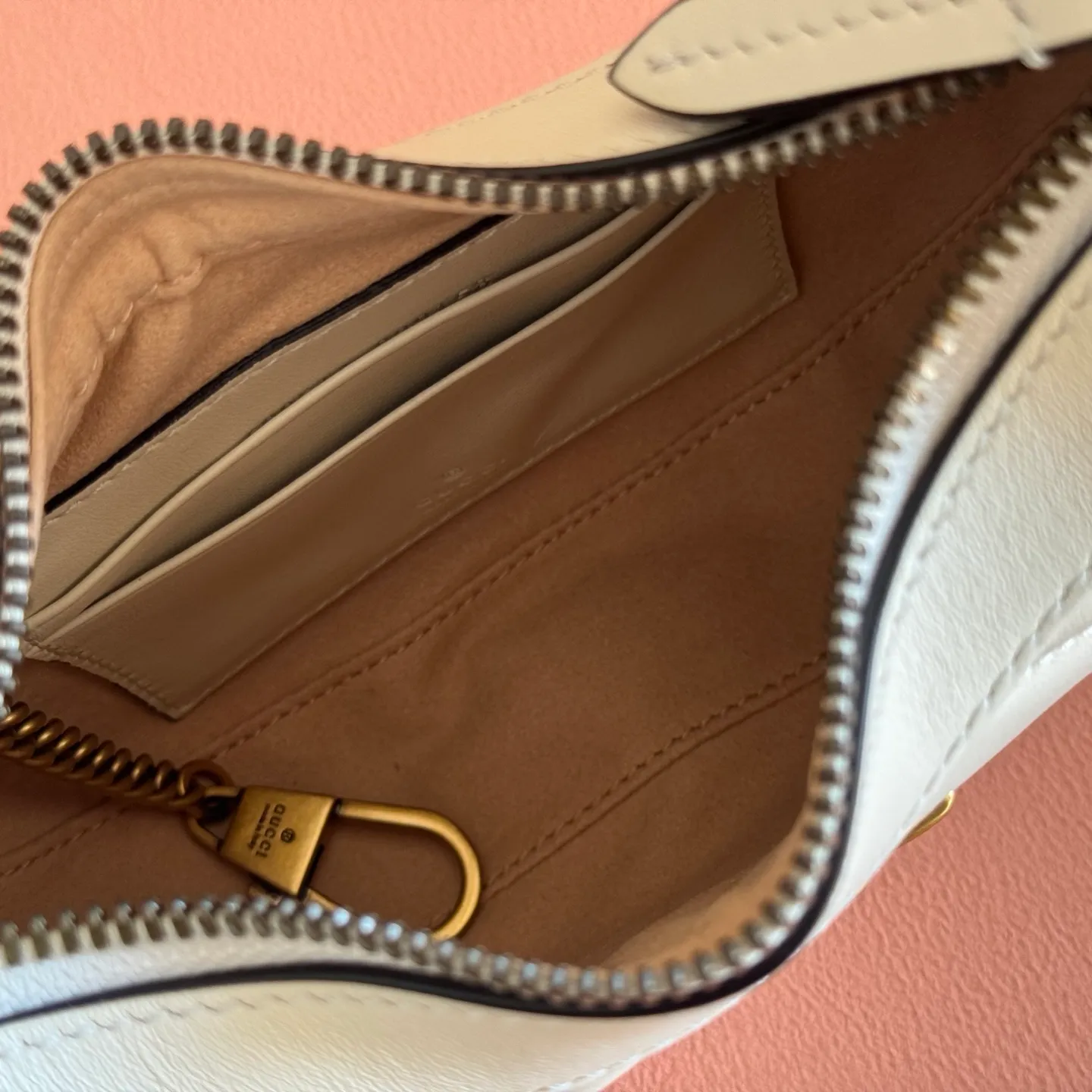 p1120. 📣📣📣【Original leather accessories🌈 Equipped with full counter packaging】🔥🔥This mini handbag adopts a crescent-shaped outline and textured black leather material, exuding a strong retro style. Retro elements are combined with archival designs or fashionable details to present a new design that transcends the limitations of time and space. The brand's deep fascination with its past is evident at every turn, and this compact accessory is no exception. Made of soft natural grained cowhide from the counter and high-grade smooth shiny bronze hardware from the market. Model: 699514 Size: 21x11x5cm Color: White