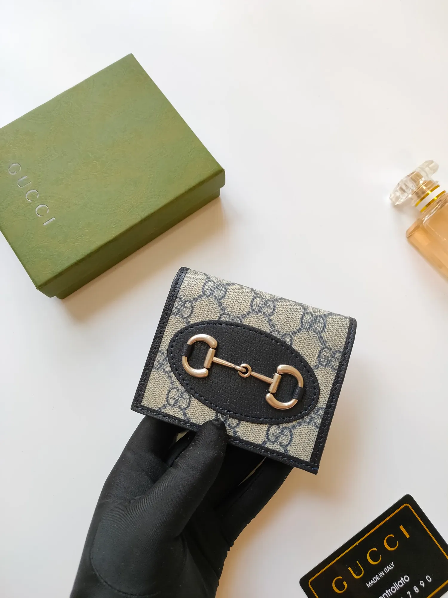 💰140💰This Gucci is made of GG Supreme high-grade artificial canvas and cowhide leather material 🐡🐡1955 Horsebit Card Holder This series adopts the same double ring and long strip design as the handbag 🐡🐡This detail is inspired by the brand’s equestrian origins 🐡🐡It is one of Gucci’s classic heritage🐡🐡It is also one of the brand’s most representative symbolic elements🐡🐡Model: 621887, size: width 11x height 8.5x side width 3cm