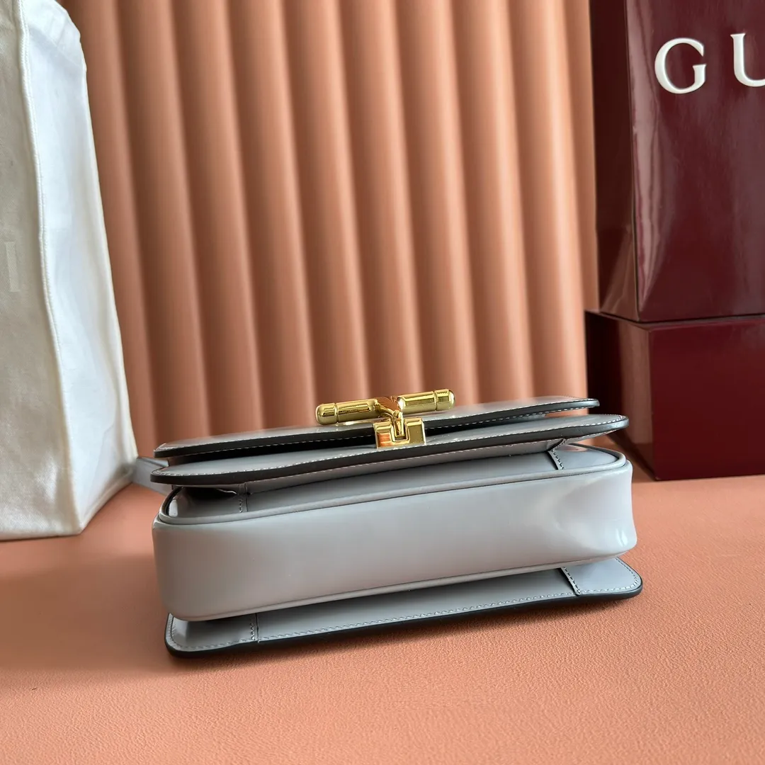 p1640. 💋💋💋【With full set of original counter packaging】2025 autumn and winter series, the Gucci Siena series small shoulder bag continues the evolution of the iconic element of Gucci's classic horsebit. Crafted from fine glossy leather, this shoulder bag has a structured shape and a half-horsebit buckle design from the 1970s. Finished with gold-tone hardware, the interior is lined with three levels of gusseting and a zipped pocket. Black fine glossy leather Gold-tone hardware Black leather lining Interior: 3-level fastening and 1 zipped pocket Shoulder straps: Height: 23cm – 25cm; Length: 127cm Half-horsebit snap fastener Ident: 846705. Dimensions: 22.5cm (width) x 14cm (height) x 8cm (depth) Weight: approx. 0.7kg Color: Gray full leather. Made in Italy