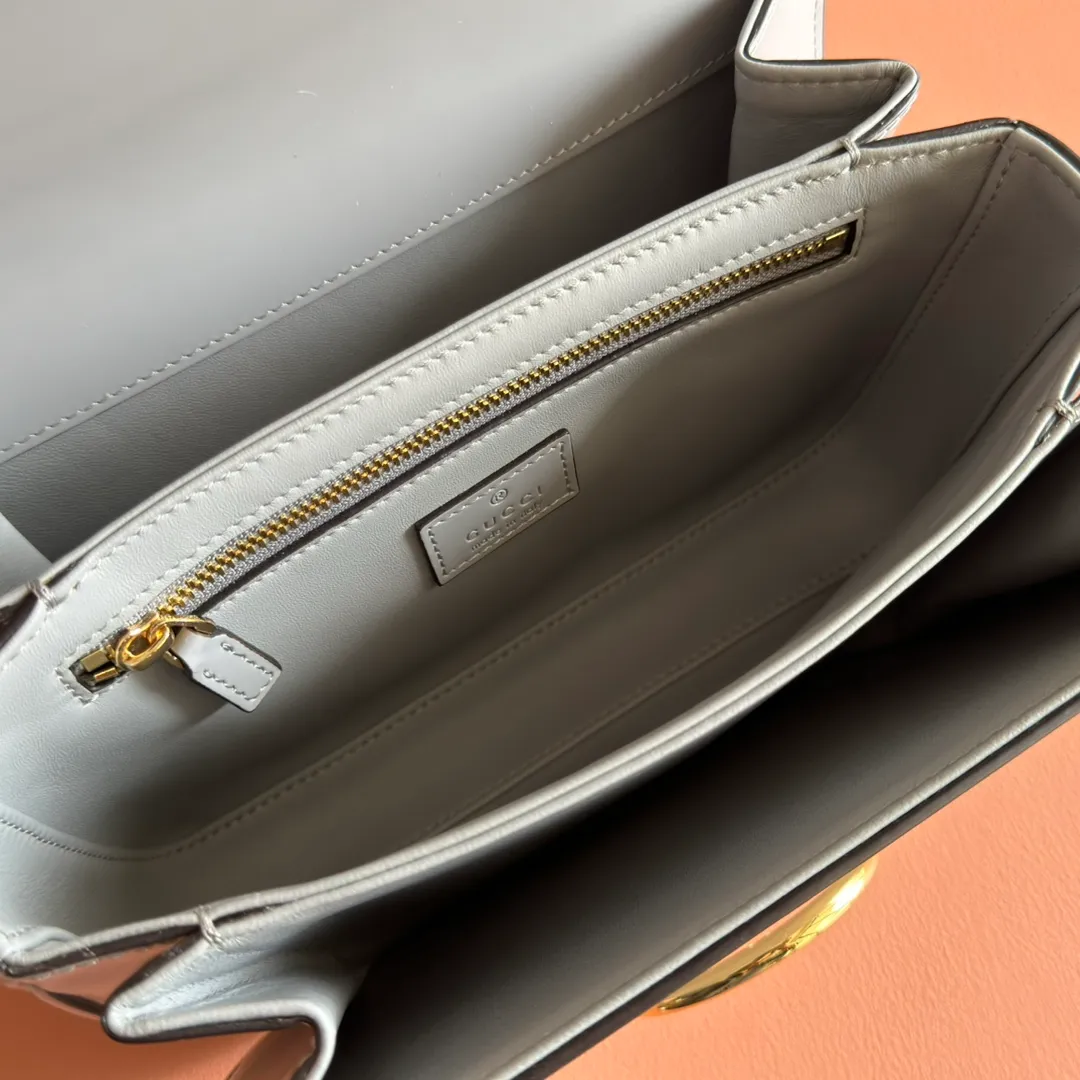 p1640. 💋💋💋【With full set of original counter packaging】2025 autumn and winter series, the Gucci Siena series small shoulder bag continues the evolution of the iconic element of Gucci's classic horsebit. Crafted from fine glossy leather, this shoulder bag has a structured shape and a half-horsebit buckle design from the 1970s. Finished with gold-tone hardware, the interior is lined with three levels of gusseting and a zipped pocket. Black fine glossy leather Gold-tone hardware Black leather lining Interior: 3-level fastening and 1 zipped pocket Shoulder straps: Height: 23cm – 25cm; Length: 127cm Half-horsebit snap fastener Ident: 846705. Dimensions: 22.5cm (width) x 14cm (height) x 8cm (depth) Weight: approx. 0.7kg Color: Gray full leather. Made in Italy