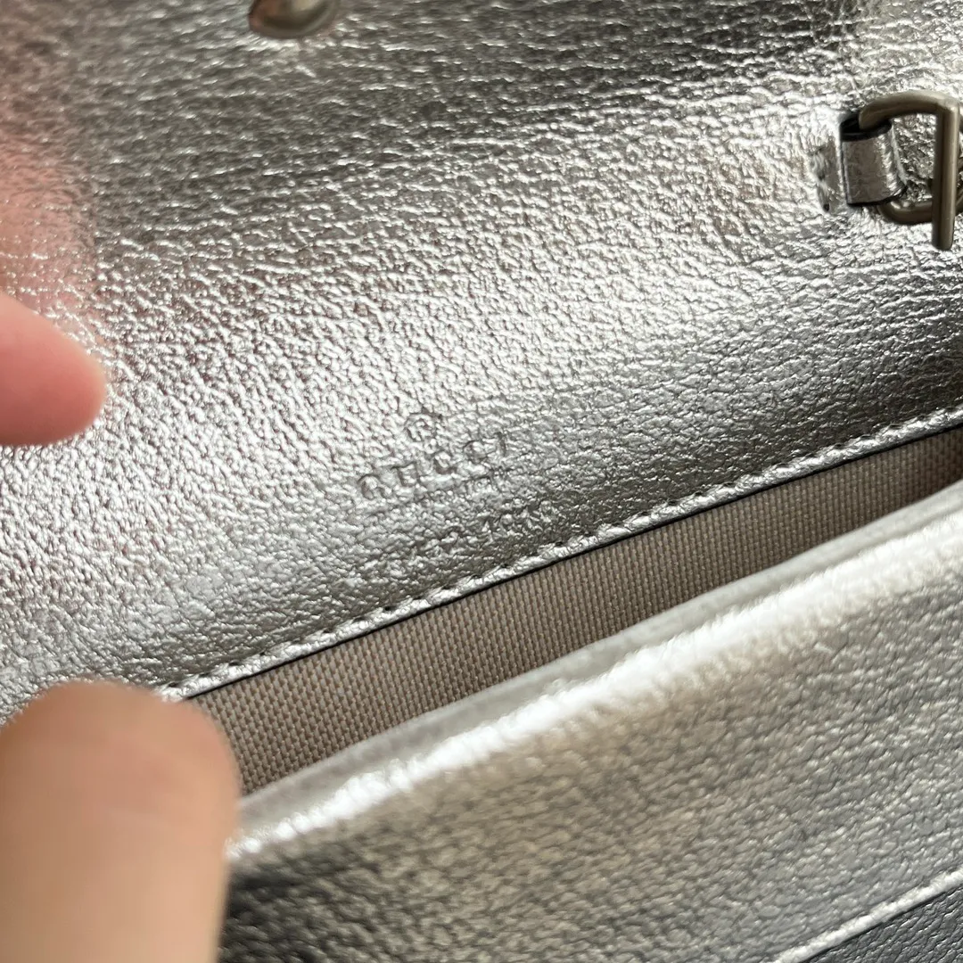 Actual shot #💰260 with box model: 476432 silver leather size: 16.5x10x4.5cm 𝙂𝙪𝙘𝙘𝙞 𝘿𝙞𝙤𝙣𝙮𝙨𝙪𝙨 𝙈𝙞𝙣𝙞 16.5 Xiaogujia’s entry-level small bag is recommended. It’s not worth mentioning. It’s a classic model that can be said to be the symbol of Xiaogujia. The classic mini Dionysian buckle is paired with calfskin. This bag has a very high appearance rate. It is simply a tool for daily wear and is very popular on the street❗️