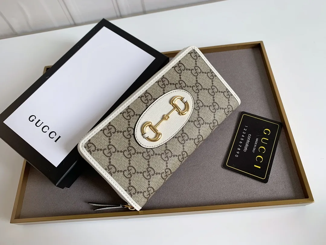 💰160 Top quality original 💎 Gucci🇮🇹 saddle buckle long wallet. This year, we have launched a variety of 1955 horsebit series, with compartments inside the zippers and top quality. Style number: 621889 Size: 19x10.5x2