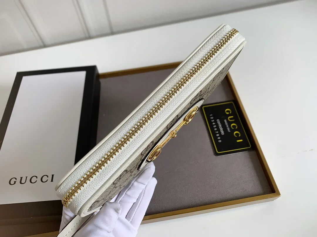 💰160 Top quality original 💎 Gucci🇮🇹 saddle buckle long wallet. This year, we have launched a variety of 1955 horsebit series, with compartments inside the zippers and top quality. Style number: 621889 Size: 19x10.5x2
