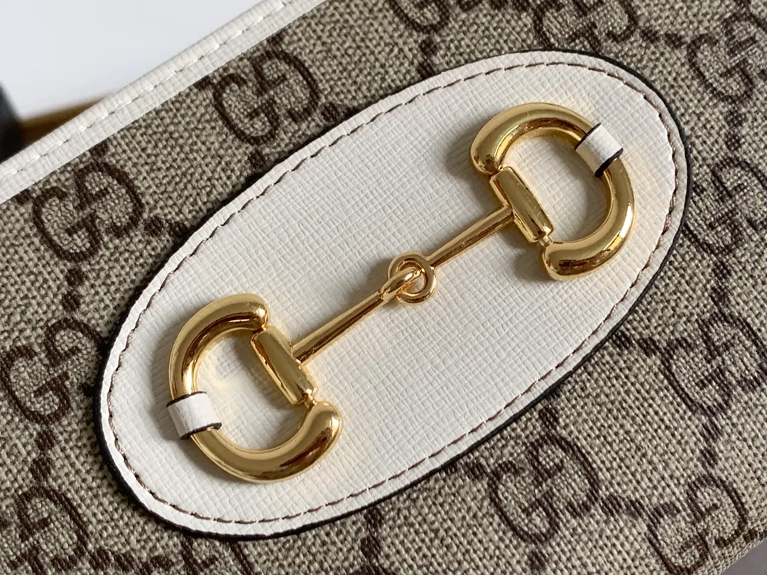💰160 Top quality original 💎 Gucci🇮🇹 saddle buckle long wallet. This year, we have launched a variety of 1955 horsebit series, with compartments inside the zippers and top quality. Style number: 621889 Size: 19x10.5x2