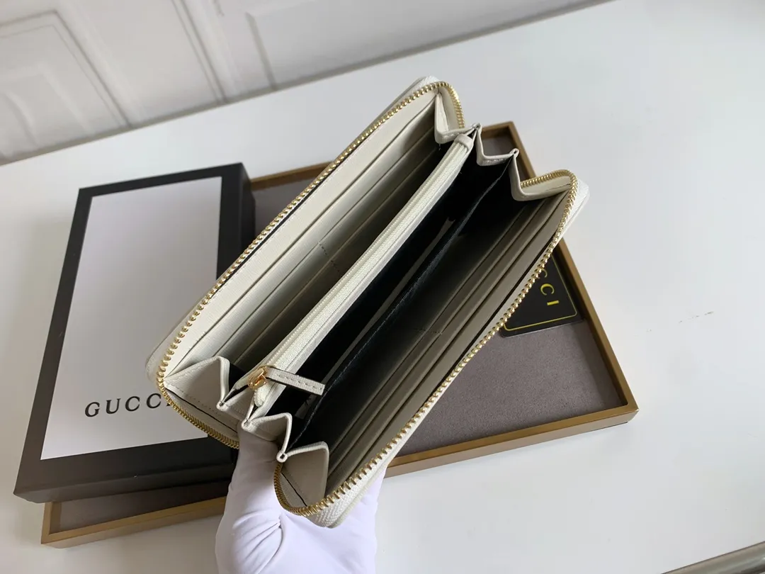 💰160 Top quality original 💎 Gucci🇮🇹 saddle buckle long wallet. This year, we have launched a variety of 1955 horsebit series, with compartments inside the zippers and top quality. Style number: 621889 Size: 19x10.5x2