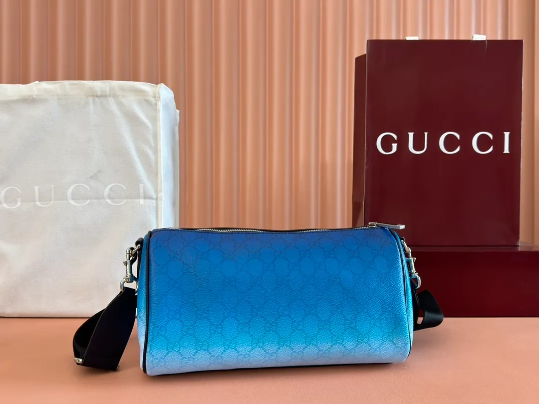 p980💋💋💋【With full counter packaging】The unique blue gradient effect printing adds fashionable beauty to this basic functional item. This Boston bag is made of GG Monogram coated fabric, with an all-over gradient GG print to express its extraordinary taste. Gradient blue GG Monogram coated fabric Dark blue leather trim All-over gradient GG print Blue cotton and linen lining Interior: One open pocket Detachable and adjustable shoulder strap (adjustable between 82 cm and 126 cm) Zip closure Model number: 839325. Dimensions: 30cm (width) x 16cm (height) x 16cm (depth) Weight: approx. 0.5kg Color: gradient blue/original leather. Made in Italy