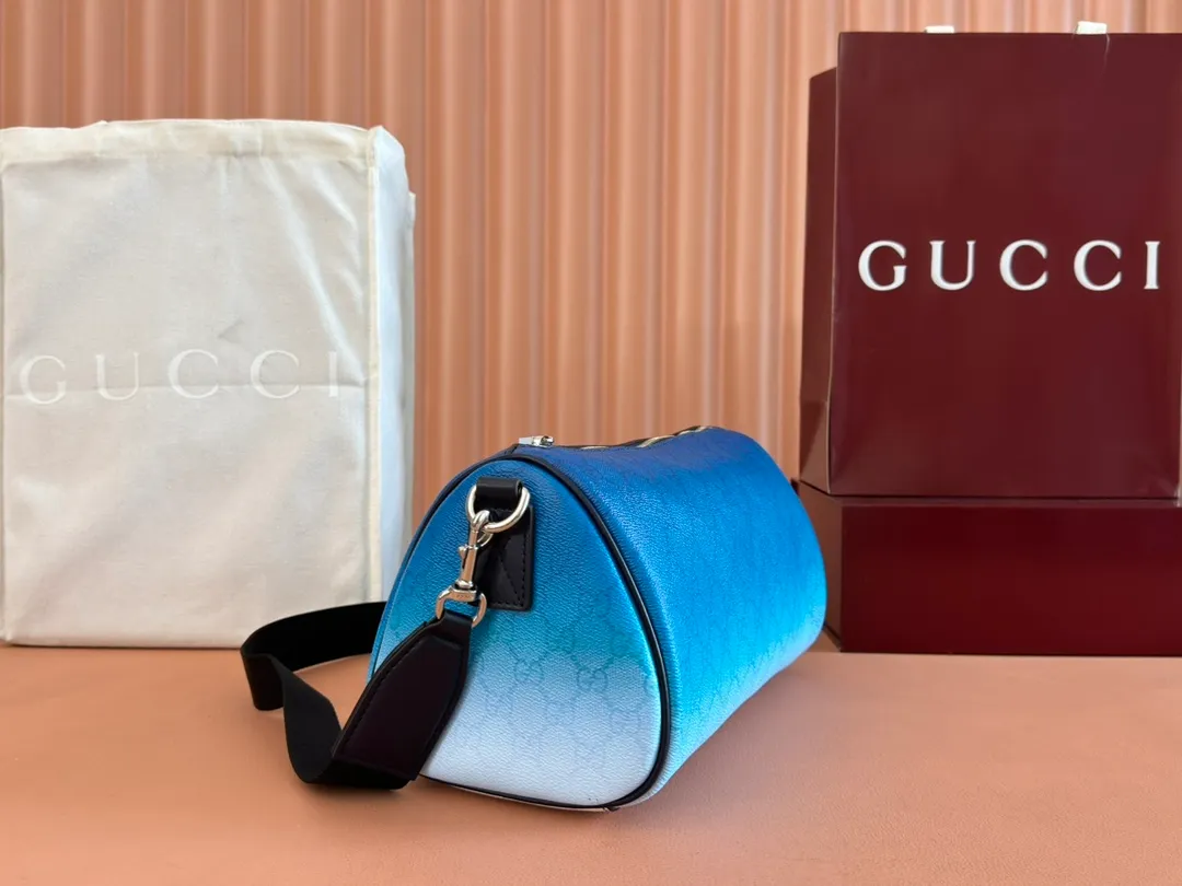 p980💋💋💋【With full counter packaging】The unique blue gradient effect printing adds fashionable beauty to this basic functional item. This Boston bag is made of GG Monogram coated fabric, with an all-over gradient GG print to express its extraordinary taste. Gradient blue GG Monogram coated fabric Dark blue leather trim All-over gradient GG print Blue cotton and linen lining Interior: One open pocket Detachable and adjustable shoulder strap (adjustable between 82 cm and 126 cm) Zip closure Model number: 839325. Dimensions: 30cm (width) x 16cm (height) x 16cm (depth) Weight: approx. 0.5kg Color: gradient blue/original leather. Made in Italy