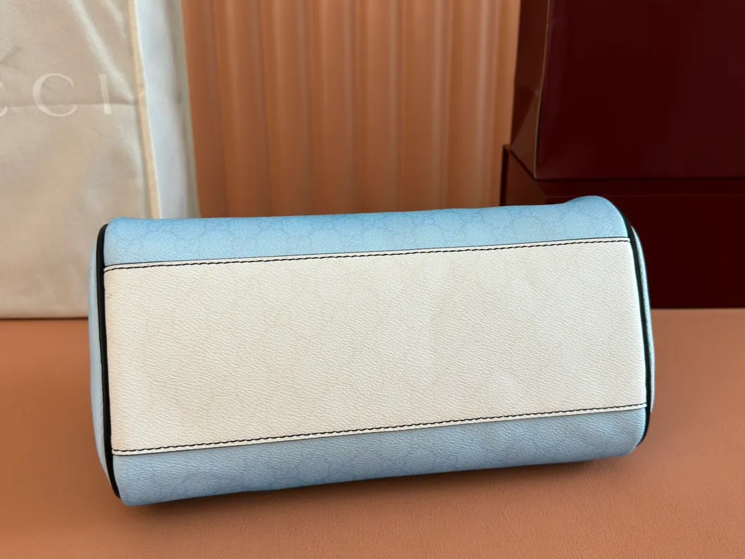 p980💋💋💋【With full counter packaging】The unique blue gradient effect printing adds fashionable beauty to this basic functional item. This Boston bag is made of GG Monogram coated fabric, with an all-over gradient GG print to express its extraordinary taste. Gradient blue GG Monogram coated fabric Dark blue leather trim All-over gradient GG print Blue cotton and linen lining Interior: One open pocket Detachable and adjustable shoulder strap (adjustable between 82 cm and 126 cm) Zip closure Model number: 839325. Dimensions: 30cm (width) x 16cm (height) x 16cm (depth) Weight: approx. 0.5kg Color: gradient blue/original leather. Made in Italy