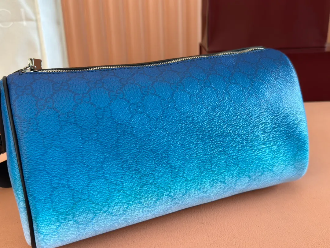 p980💋💋💋【With full counter packaging】The unique blue gradient effect printing adds fashionable beauty to this basic functional item. This Boston bag is made of GG Monogram coated fabric, with an all-over gradient GG print to express its extraordinary taste. Gradient blue GG Monogram coated fabric Dark blue leather trim All-over gradient GG print Blue cotton and linen lining Interior: One open pocket Detachable and adjustable shoulder strap (adjustable between 82 cm and 126 cm) Zip closure Model number: 839325. Dimensions: 30cm (width) x 16cm (height) x 16cm (depth) Weight: approx. 0.5kg Color: gradient blue/original leather. Made in Italy