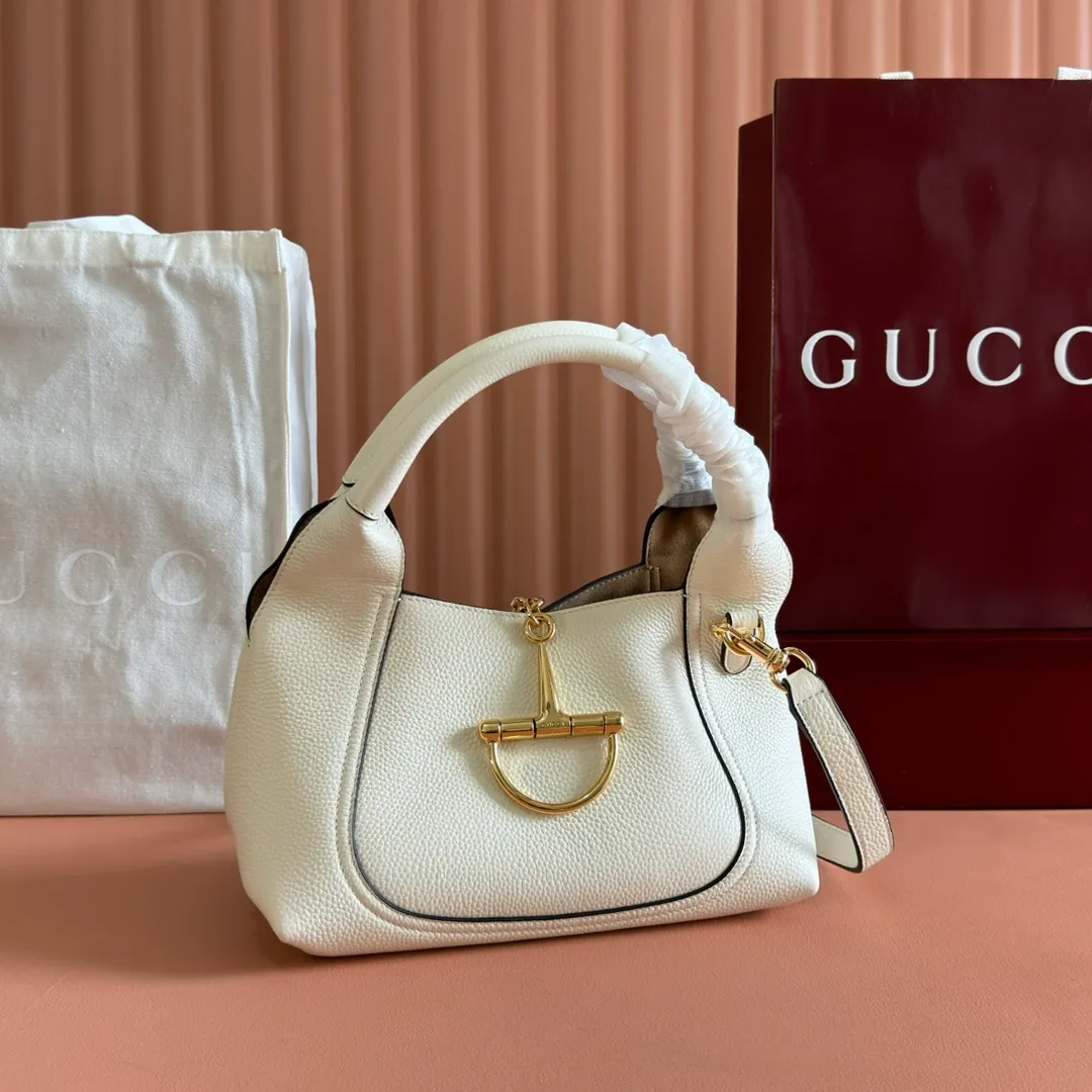 p1320. 💋💋💋【Full set of packaging at the counter】This Gucci Softbit series shoulder bag is ingeniously integrated with the brand's classic equestrian style accessories in the shape of a large half-horse bit. Black grained calf leather Light gold tone hardware Brown microfiber lining Half horsebit closure Holds iPhone Pro Max/Plus, Airpods, long wallet and lipstick Handle height: 15 cm Magnetic closure Model number: 837333. Dimensions: 27.5cm (width) x 21cm (height) x 16cm (depth) Weight: approximately 0.6kg Color: white full leather/original leather. Made in Italy
