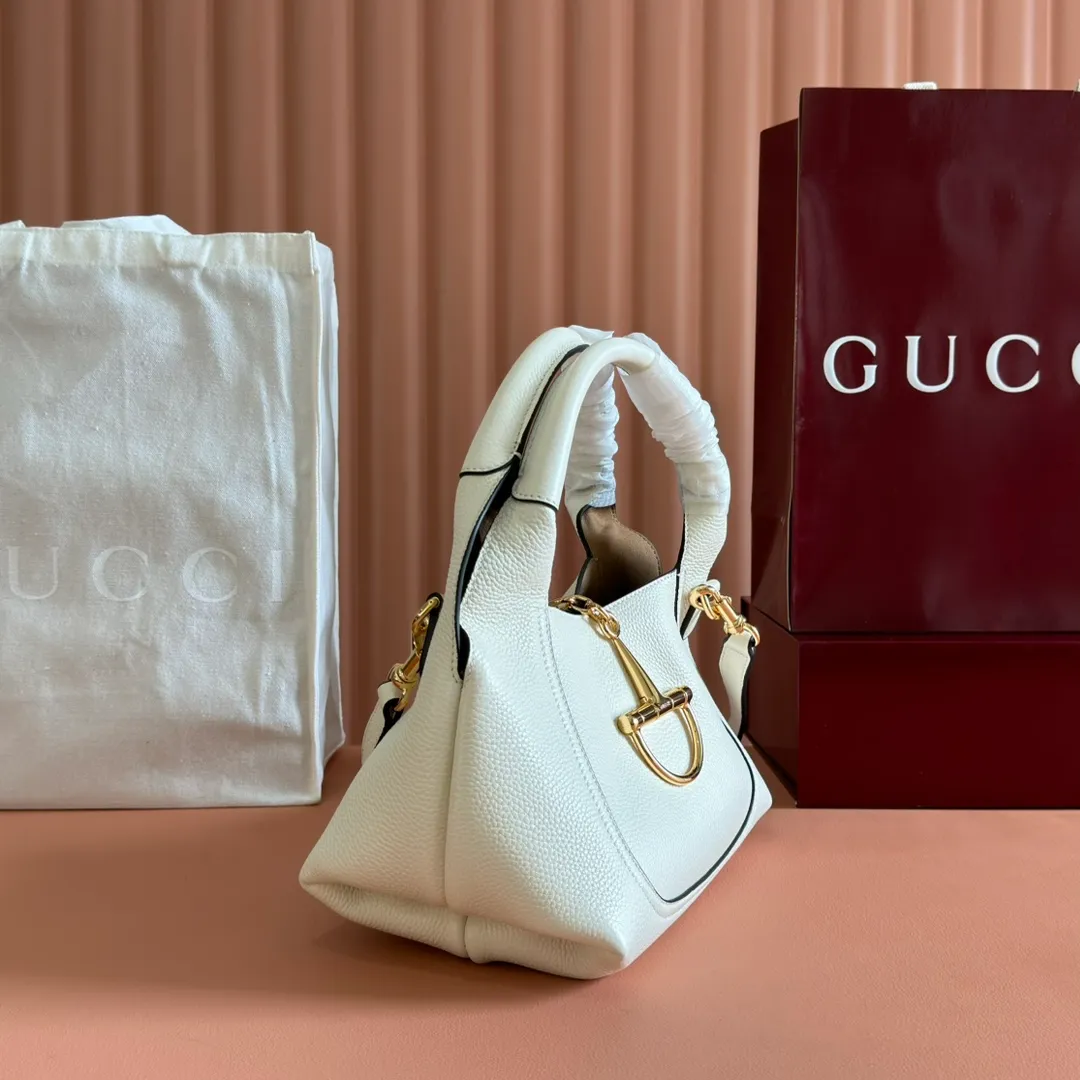 p1320. 💋💋💋【Full set of packaging at the counter】This Gucci Softbit series shoulder bag is ingeniously integrated with the brand's classic equestrian style accessories in the shape of a large half-horse bit. Black grained calf leather Light gold tone hardware Brown microfiber lining Half horsebit closure Holds iPhone Pro Max/Plus, Airpods, long wallet and lipstick Handle height: 15 cm Magnetic closure Model number: 837333. Dimensions: 27.5cm (width) x 21cm (height) x 16cm (depth) Weight: approximately 0.6kg Color: white full leather/original leather. Made in Italy